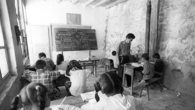 回老家途中，继子在车站哭着喊：你得回家