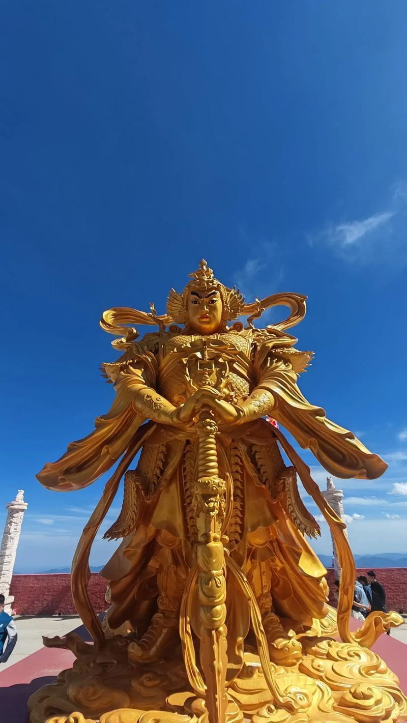 佛教护法神韦陀，“顶天立地擎金杵，愿为龙华助转轮”。韦陀（韦驮）菩萨，又称韦陀天