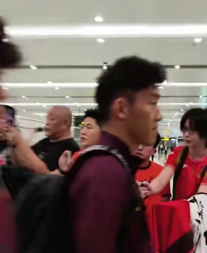 现在的孩子球迷情商真高，刷到一个球迷在重庆接机国脚视频，朱辰杰离他还很远的时候，