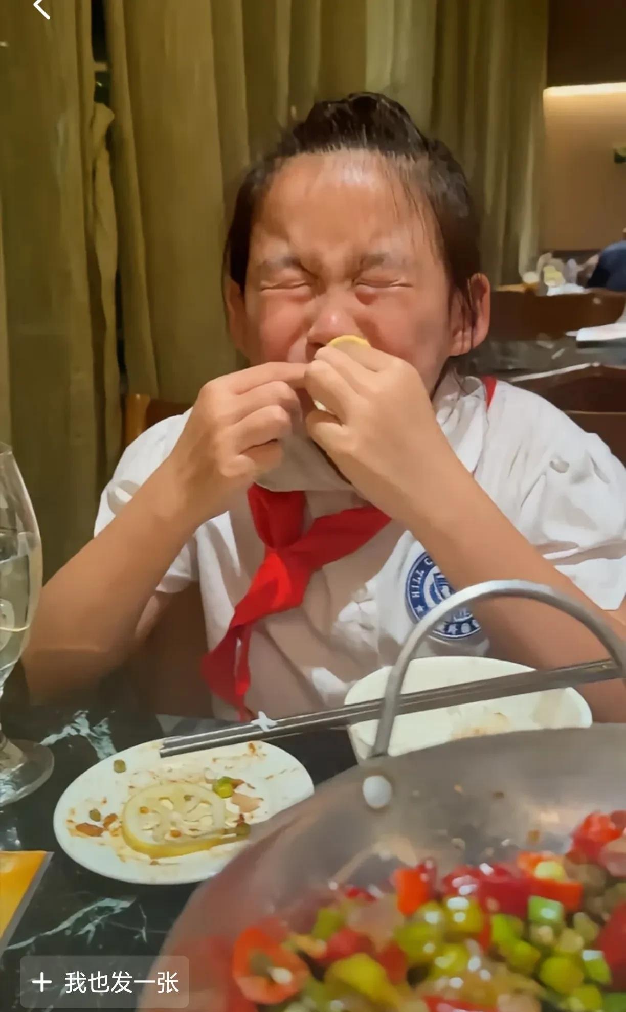 网暴寻亲家庭的背后，黑势力浮出水面。



长期遭受网络暴力后，谢岳终于选择在视