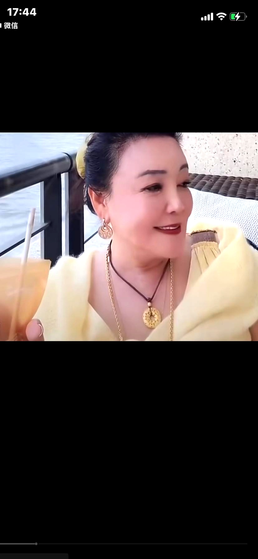 在一个宁静的周末早晨，阳光透过窗帘洒在兰姐的餐桌上，照亮了那一盘色彩鲜艳的水果。