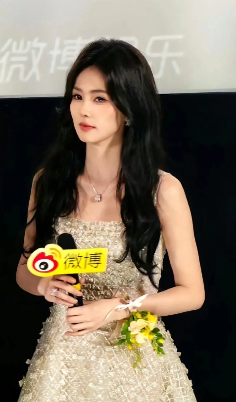 《临江仙》线下剧宣，白鹿和曾舜晞拼了！
俩人本来都在剧组里拍戏，白鹿在《莫离》剧