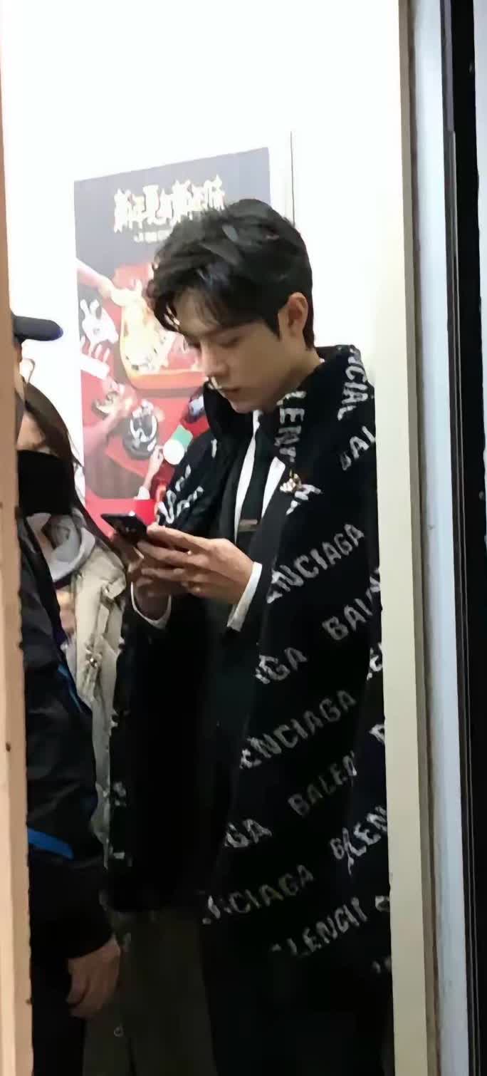 就这？第一次见真实肖战，路人放出来的，远景，应该是随手拍的……
下面一堆酸🐓