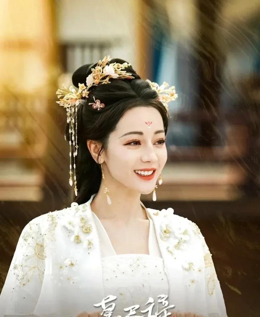 迪丽热巴演鬼王贺思慕，又美又病娇，氛围感直接拉满。
陈飞宇化身鲜衣怒马的少年将军