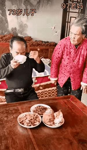 这是儿子照顾母亲时的自拍视频。
      你看看，这个变着法儿孝顺母亲的儿子，