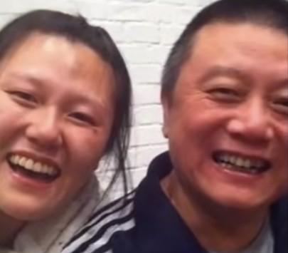 张丰毅和王朔有一个共同的特点，就是离婚的时候孩子还小。
他俩一个是著名作家，一个