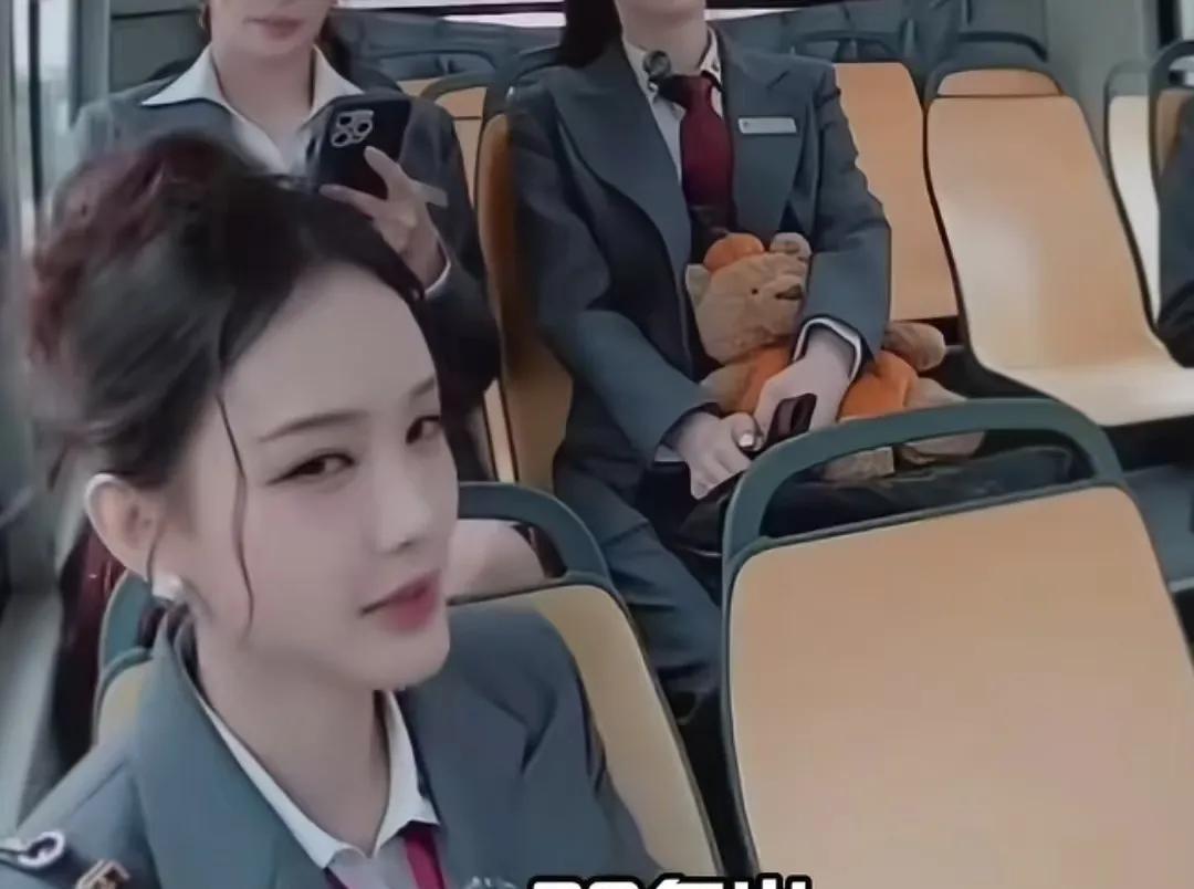 李一桐说三十多岁正是不想谈恋爱的年纪，看来姐现在对谈恋爱没有一点欲望，人家在前面