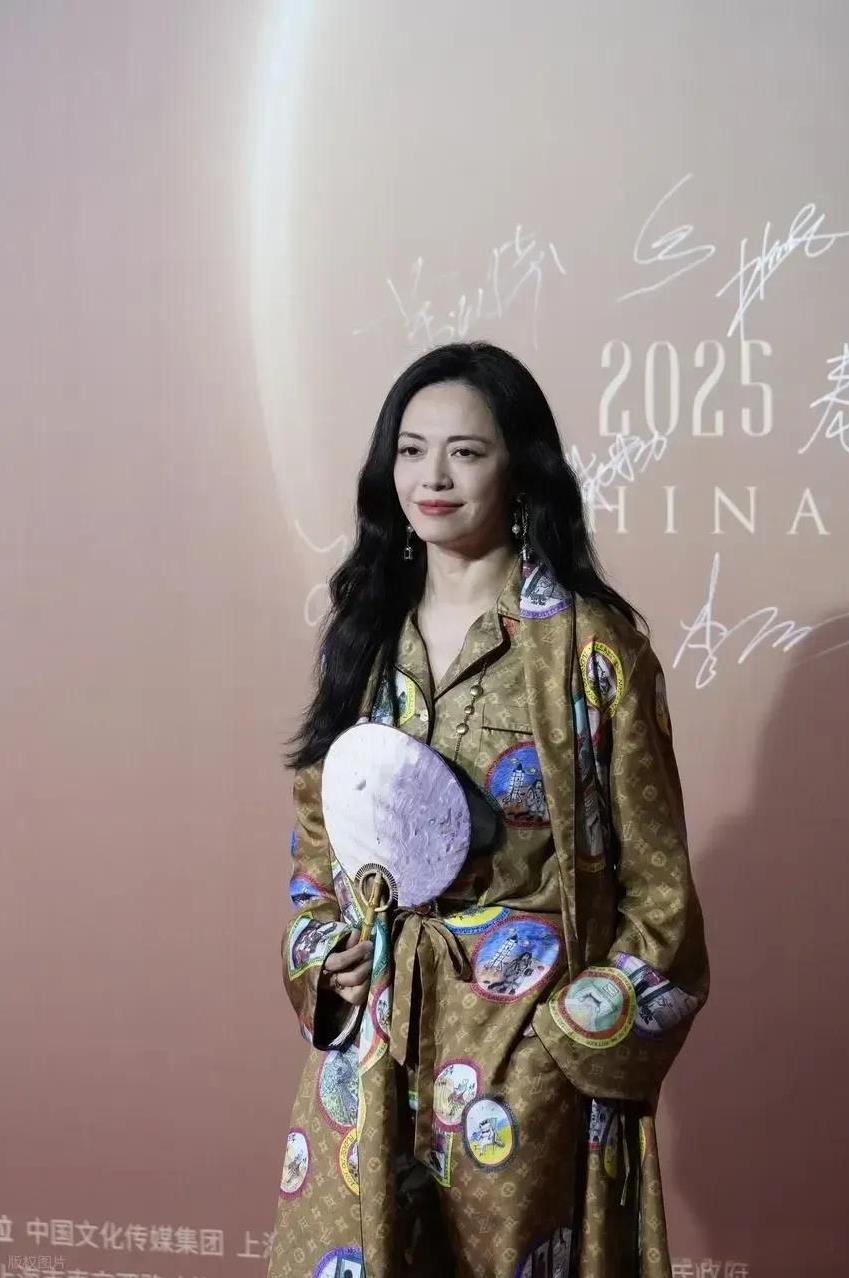 姚晨不像是会凑热闹或者打广告的人啊。
那么只有一种可能，就是私下交易，花钱找关系