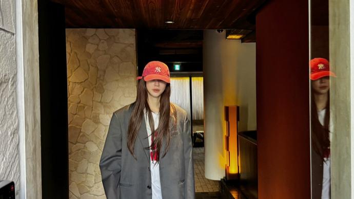 尹恩惠分享新照，西装运动裤很酷飒，坚持健身很自律