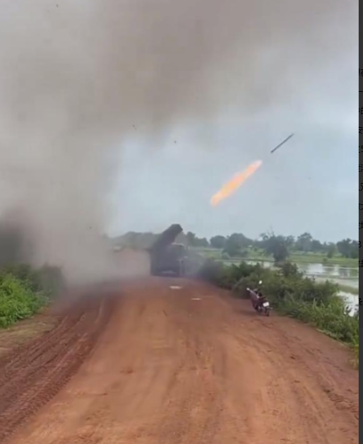 突发！中式火箭炮首战告捷！柬埔寨80发齐射，泰军来不及反应。

7月27日，柬埔