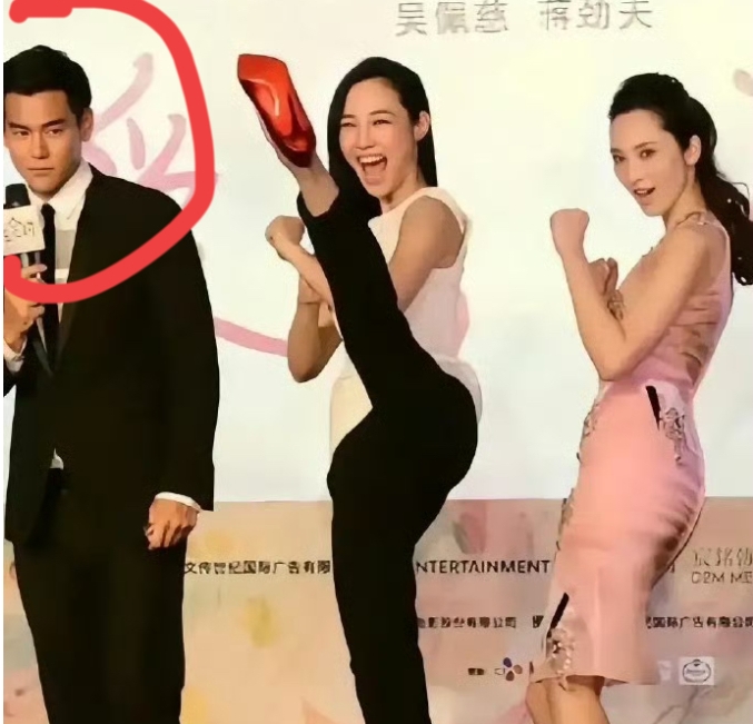 白百何真不怕尴尬😅把腿抬得那么高，感觉旁边的彭于晏都看不过去了，一脸懵的样子[
