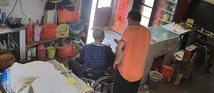 猖狂！江苏徐州近九旬大爷独自守店，男子进来当面盗窃，警方回应
极目新闻记者 丁