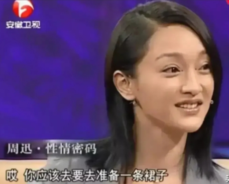 2000年，周迅被邀请去巴黎领奖，在睡觉之前助理就再三提醒明天8点的飞机，周迅在