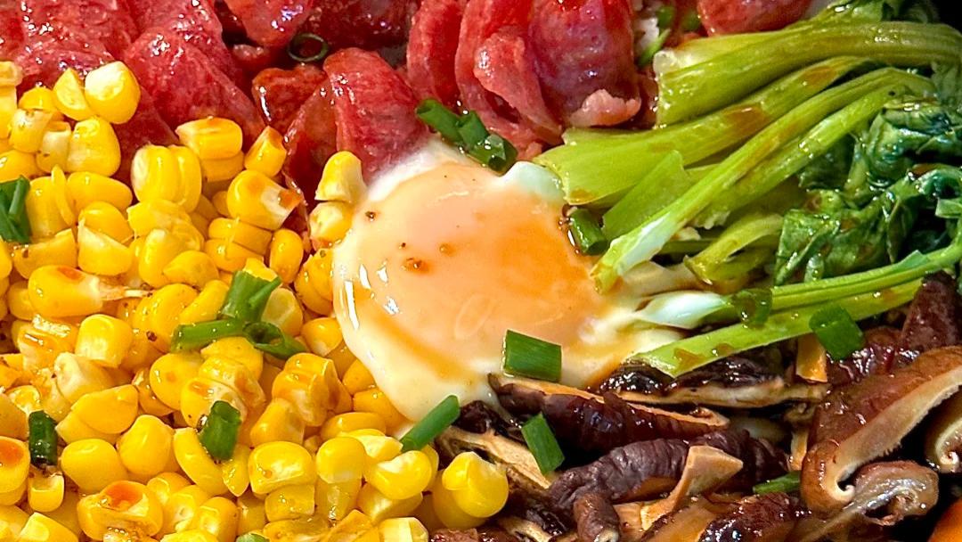 锅巴焦香，腊味浓郁！煲仔饭的岭南烟火传奇