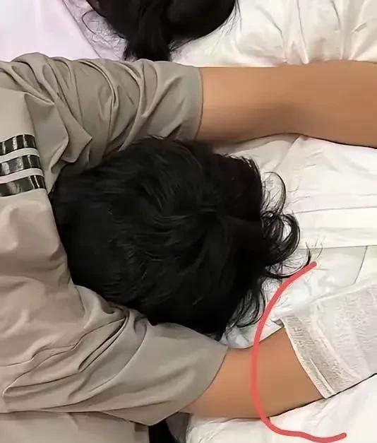 董宇涵训练受伤
返京治疗...！
这下主攻位置又有点麻烦了，
李盈莹能否出战目前