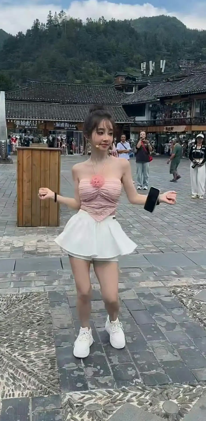 曾经的网红顶流冯提莫，曾坐拥千万身价，如今却风光不再，令人费解。她身材姣好、长相