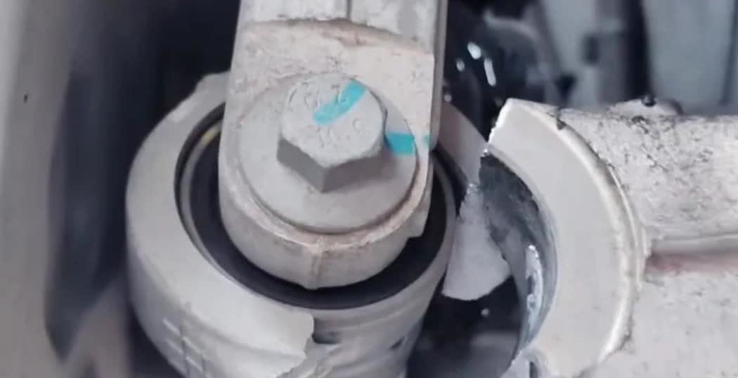 别以为在底盘大量使用铝合金就是厚道，实际上，铝合金的强度和钢材来说差太多了。
