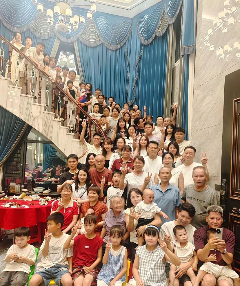 这就是自建房做旋转楼梯的原因吧，
尤其是大家族，再多的人拍照也不怕，
不仅是构图