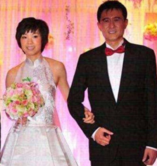 44岁张怡宁带家人参加婚礼，儿子老公罕见出镜，64岁徐威年轻帅气
张怡宁与家人一