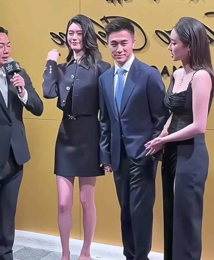 何猷君奚梦瑶这一对难道也要塌房[what]
近期，何猷君和妹妹何超欣的一张同床