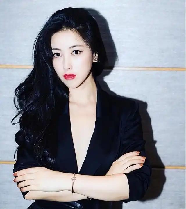 朱珠，只要不塌房，
有没有演技真的不重要了，
因为她现在和刘亦菲一样，走出自己的