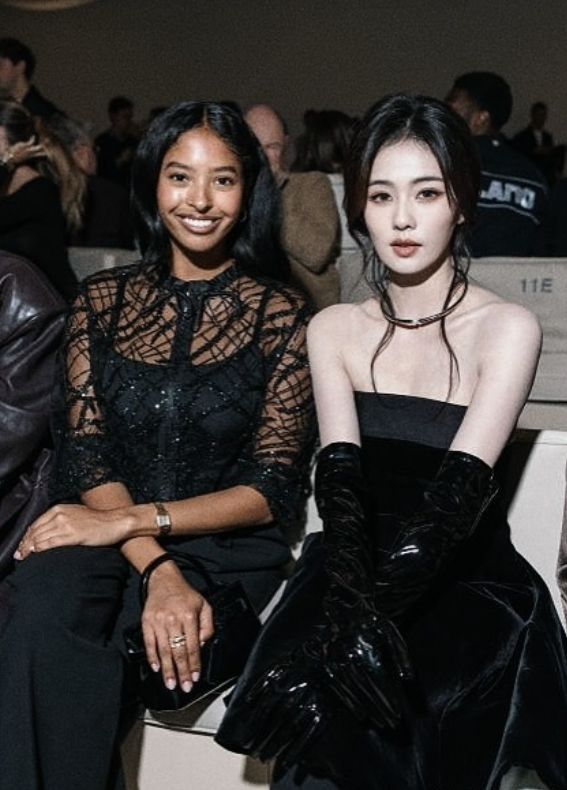 左边坐着的是科比的大女儿，无论是五官还是神态，都让人不禁想起科比年轻时的模样。