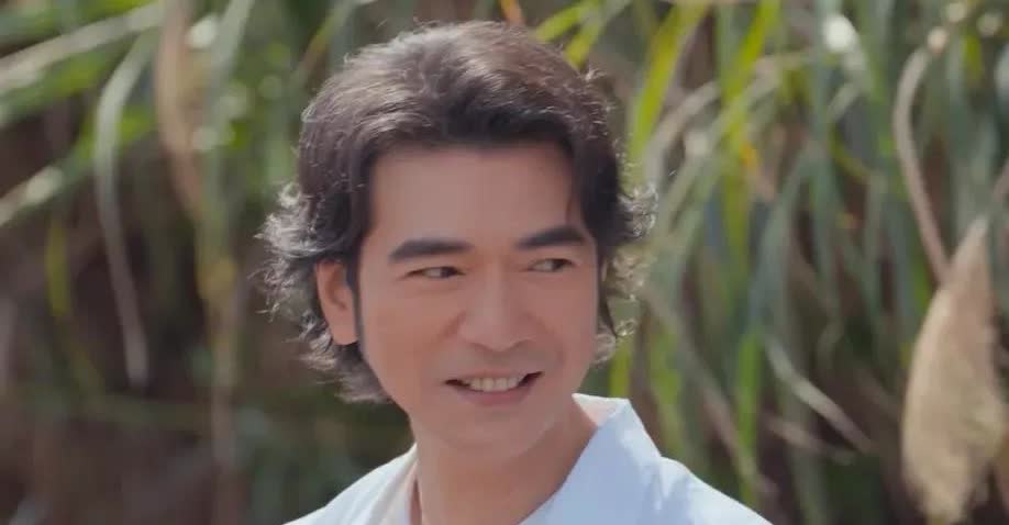 51岁的人了，越来越像陈宝国，所以不结婚也不能永葆青春吧！

都说金城武是亚