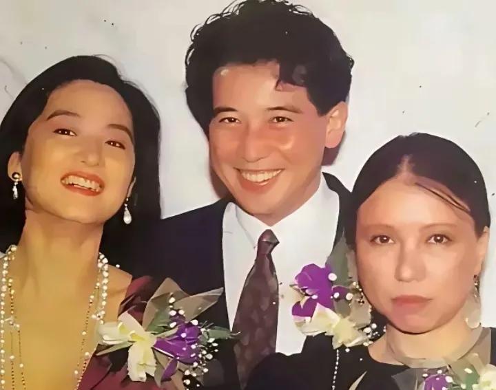哇，真是长了见识呢，第一次看到三毛和别人如此清晰的合照！
左边的林青霞笑得眼睛都