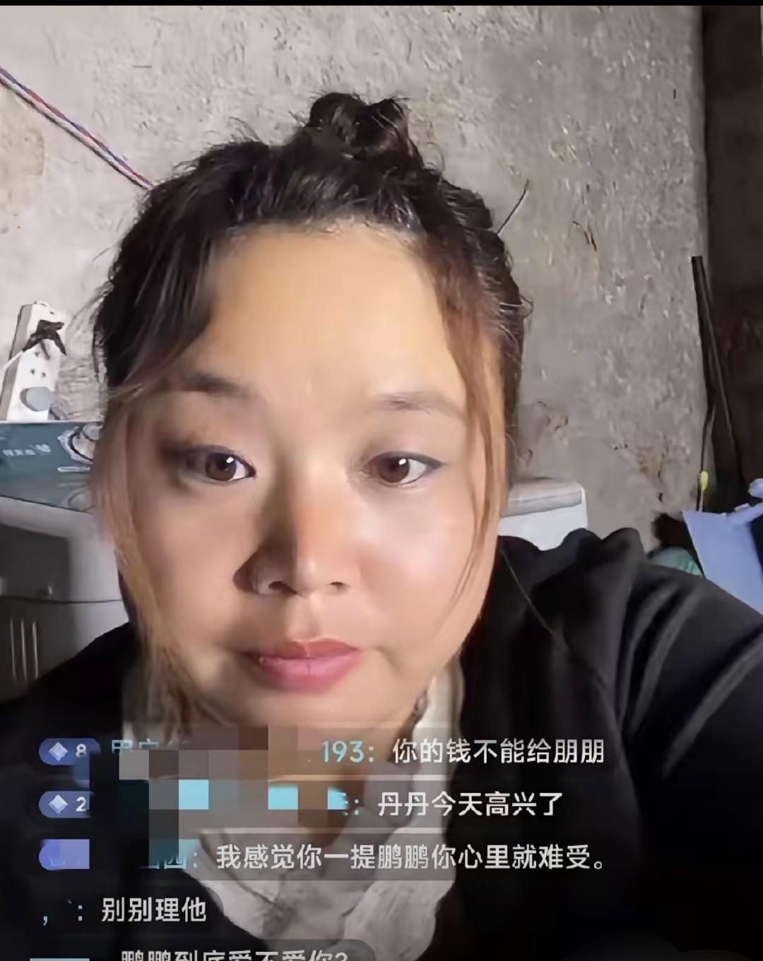 胖丹在直播间里，把自家那些家长里短全抖露出来了，真是没脑子。为了那点流量卖货，信