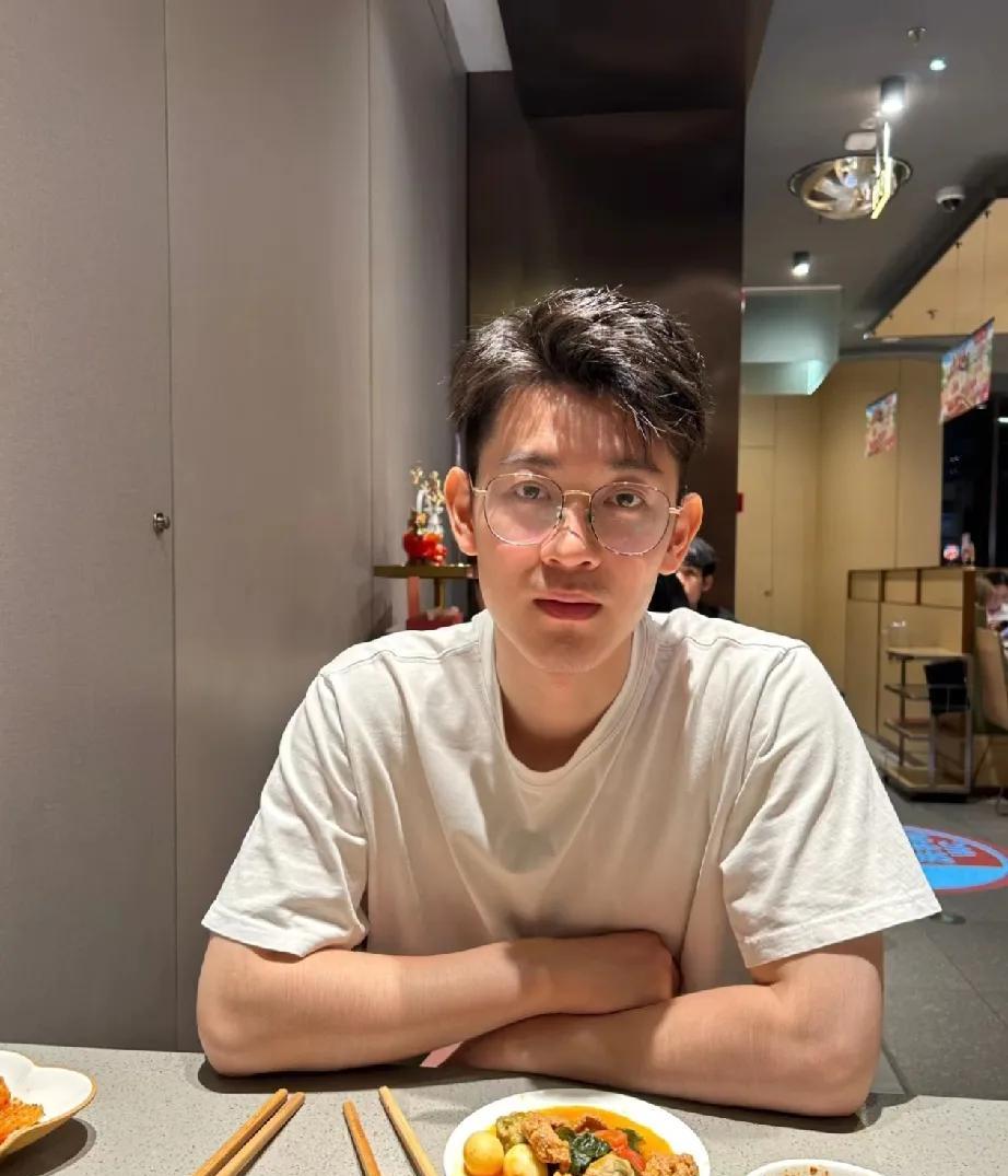 为什么优质男最后都选了鲜活感女生？
上个月帮一个做PE的男生（家里A9）牵线，问