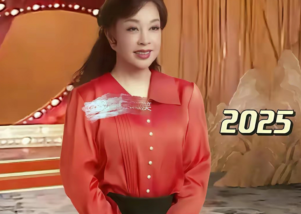 跨越了四十多年，同一件衣服，同一个人