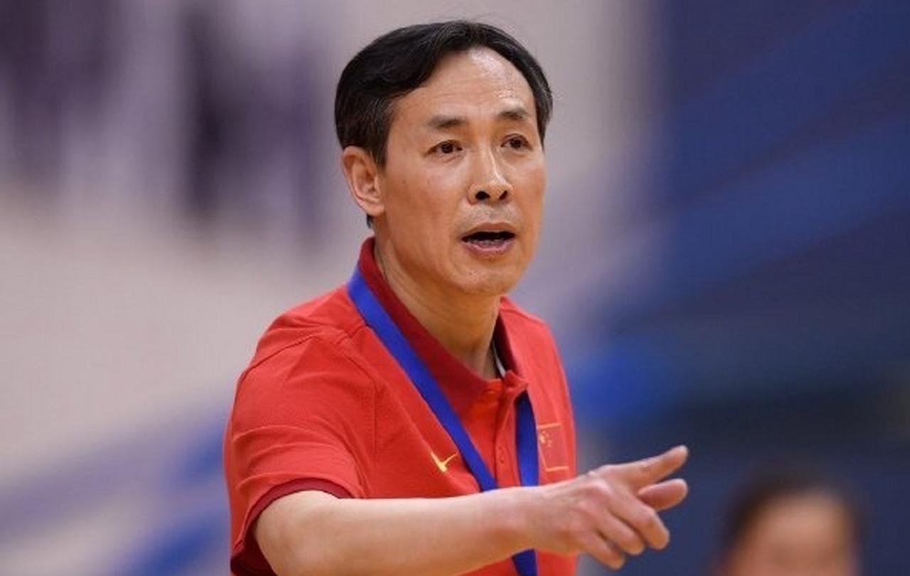 北京男篮全运会预赛前面临内线人多、外线人少的不利局面，许利民主教练说要发挥长处，