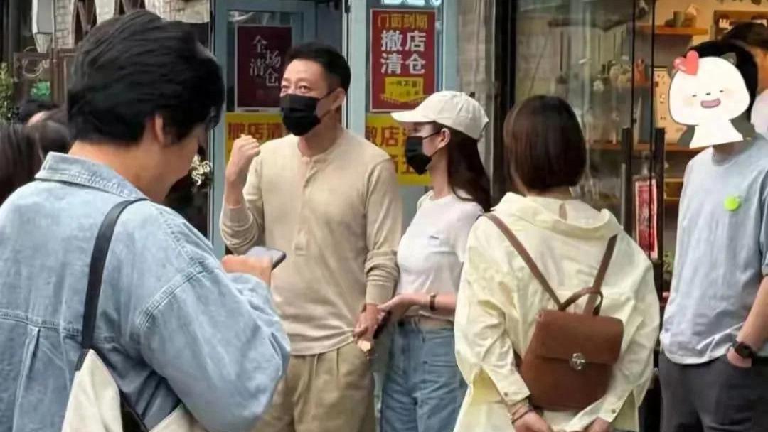 汪小菲北京豪宅办家宴用烤全羊招待亲友，小梅金句逗笑众人