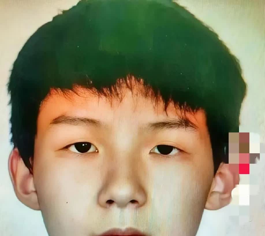 谢浩南妹妹晒出哥哥少年照！


照片里，十五六岁的谢浩南模样周正 。妹妹透