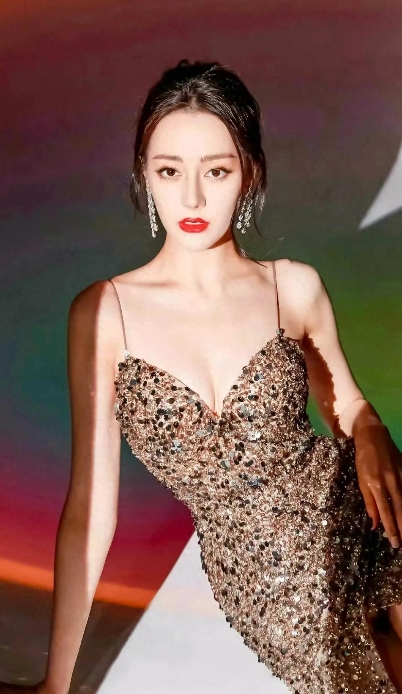 热巴绝美吊带裙，性感与优雅的完美融合！