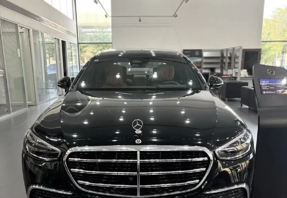 “昨天老同学问我，新出的奔驰S400L商务型值不值得买？  

我翻出报价单