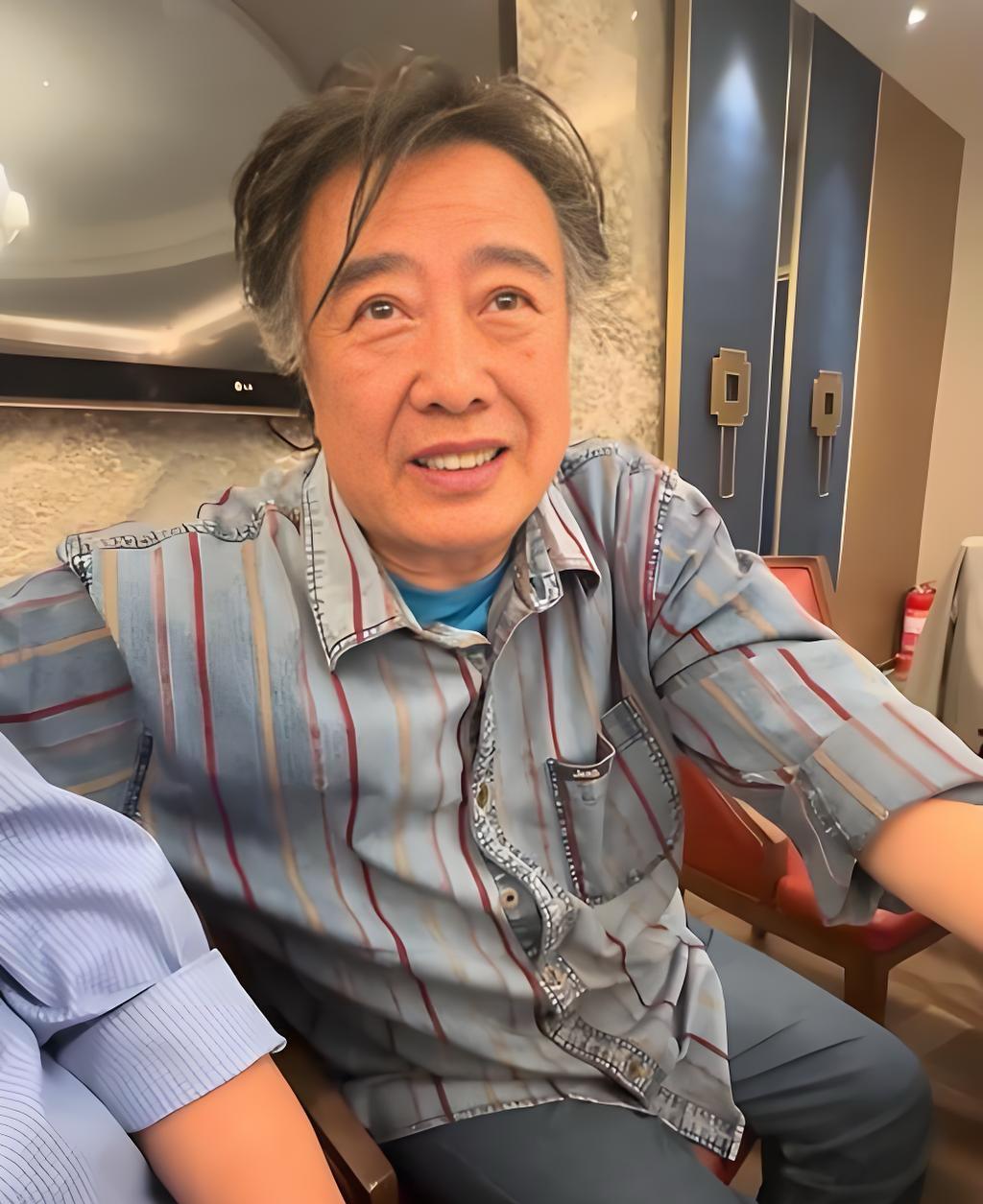 见到他，令人震惊，感觉真是老了，都不敢认了，他是谁啊？
娱乐圈曾经红极一时的风云