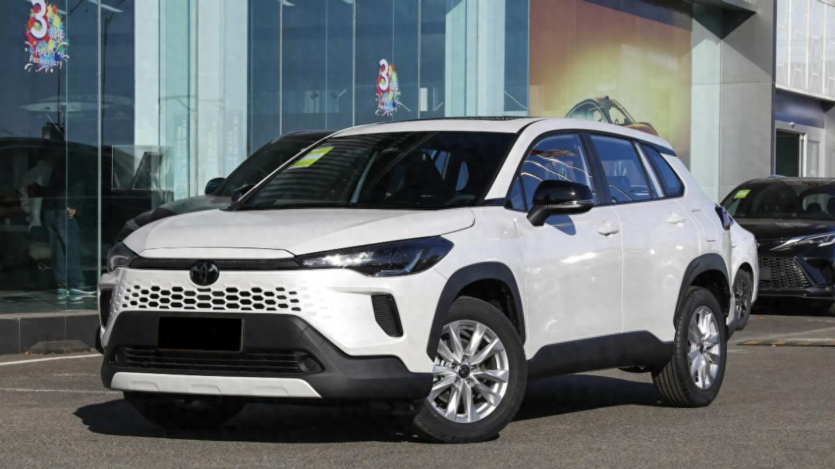 新款卡罗拉锐放来袭，内外观设计有所调整，配两种动力，实力如何？