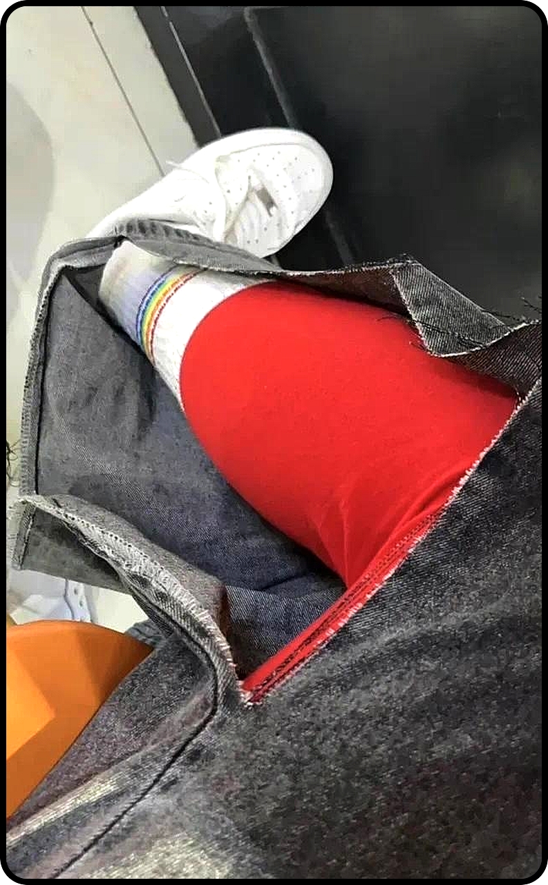 骑电动车把裤子拉破了，穿着红秋裤成了全街最靓的仔