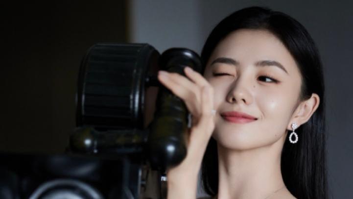 谋女郎刘浩存穿黑色礼裙现身电影节，笑容甜美，尽显高级清冷感