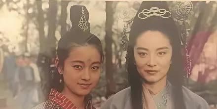 16岁的马伊琍和38岁的林青霞。马伊琍单独看看很好看。气质也好。可是这照片真的差
