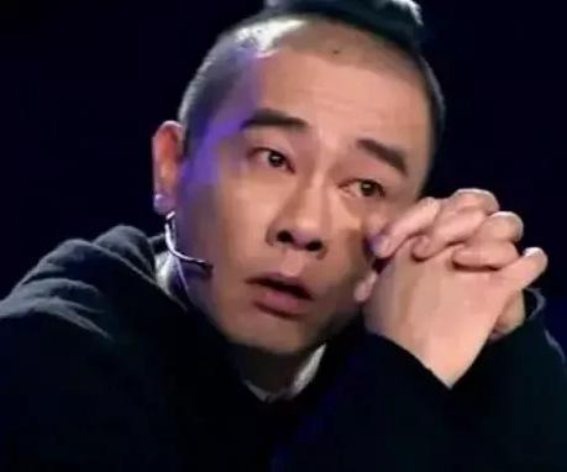 2018年，陈小春说，“小时候家里穷，吃不上饭，就把弟弟卖了3000块钱，”卖完