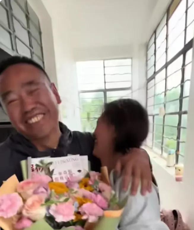 高考结束的那天，女孩收拾行李准备回家时，突然看到一个中年男子捧着一束鲜花走向她。