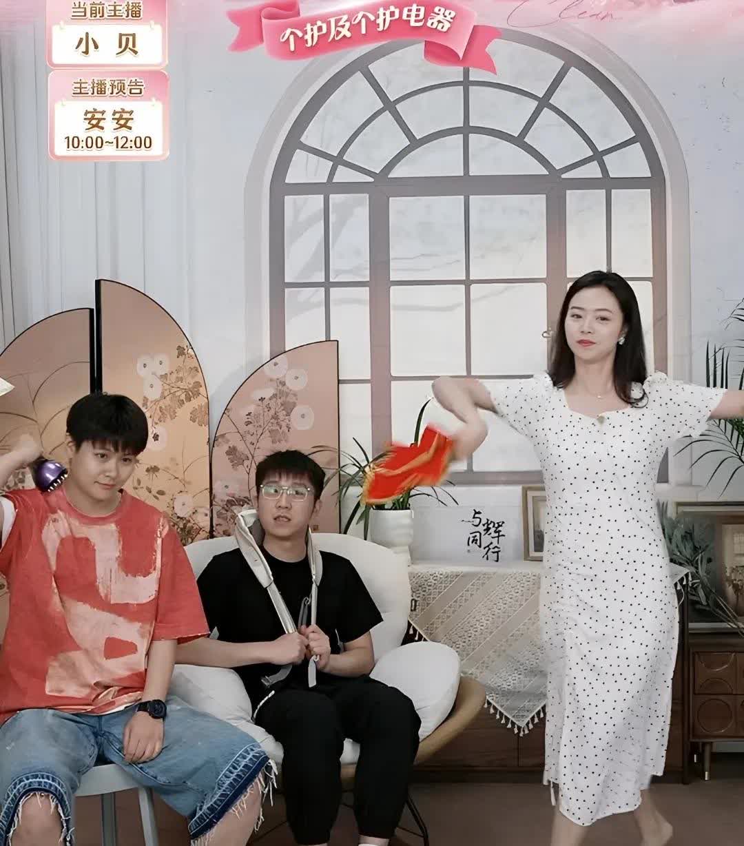 这到底是谁的创意
这么干宇辉知道吗
春旭一直看向小贝
估计跟屏幕前的我们一