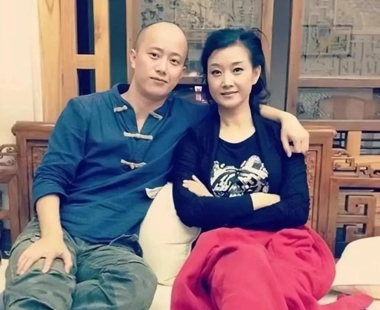 宋祖英与弟弟宋祖荣在一起，温暖又温馨，合影留念，美好的回忆！