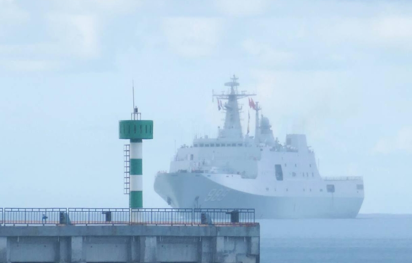 在家小渔船，出门巨无霸。出国就变大系列还在继续更新！海军071型 989“长白山