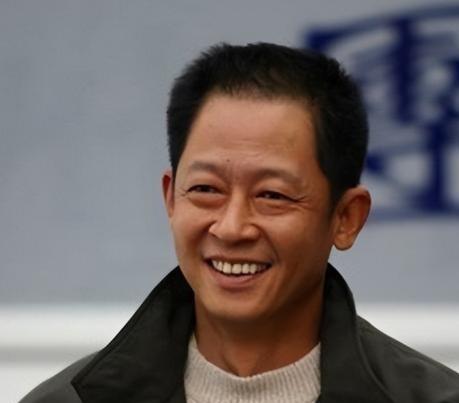 1996年，王志文带母亲去豪华餐厅吃饭，点菜时，母亲问服务员：“大闸蟹多少钱一只