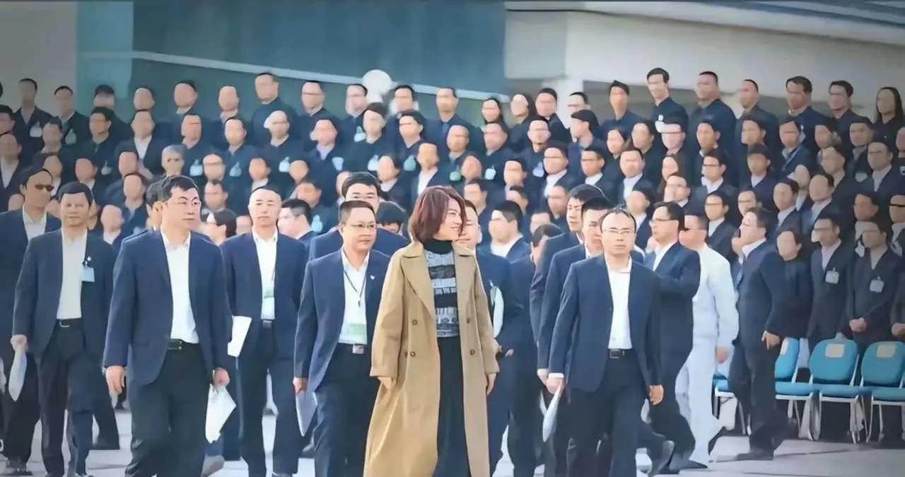每一个成功男人的背后，都有一位伟大的女性。
而下图诠释了：每一位成功女人的背后，