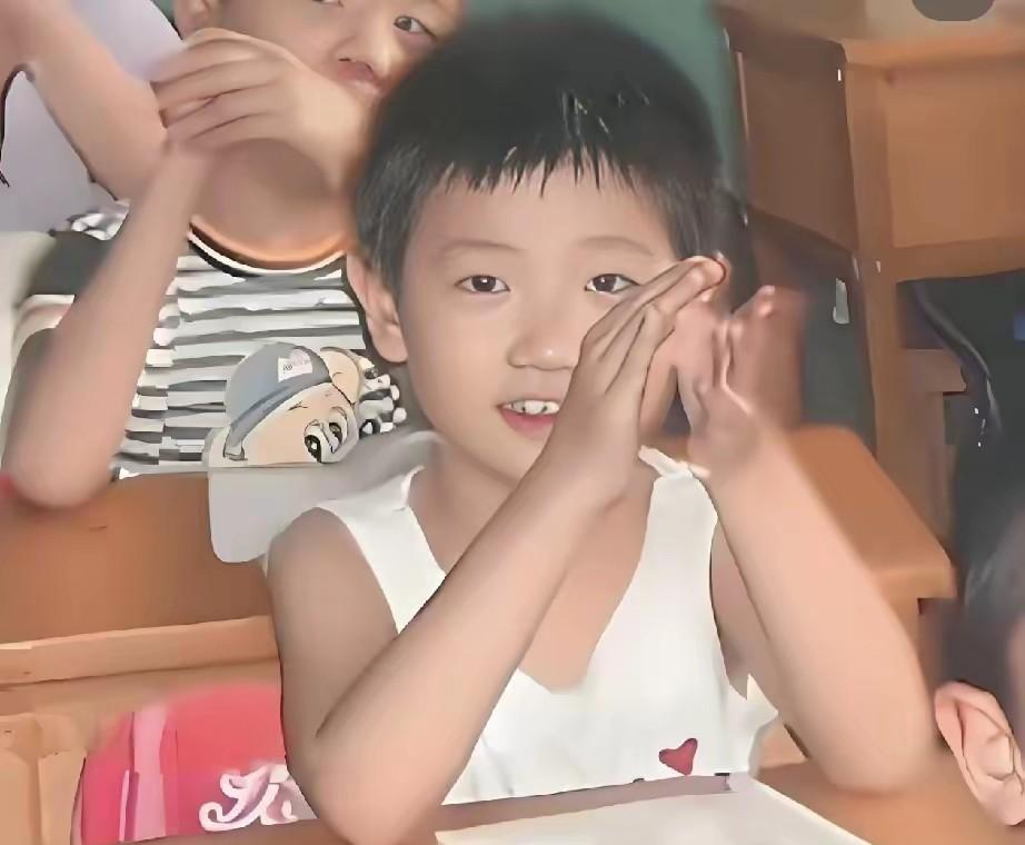 莎莎从小就聪明，得了好多奖状！
又会计算又会书法的小莎！
难怪莎莎说不打球，想考