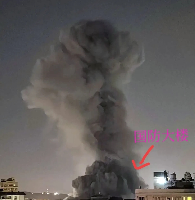 这还怎么停火，伊朗国防大楼被袭击
伊朗国防大楼突然浓烟四起，明显是又遭受了袭击，